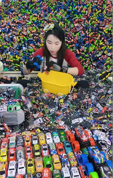 WEIQUEEN 50randomized cars(A big box. All colors. Occasionally 1 or 2 bigger cars.)