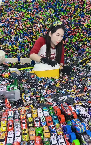 WEIQUEEN 50randomized cars（A big box. All colors. Occasionally 1 or 2 bigger cars.)